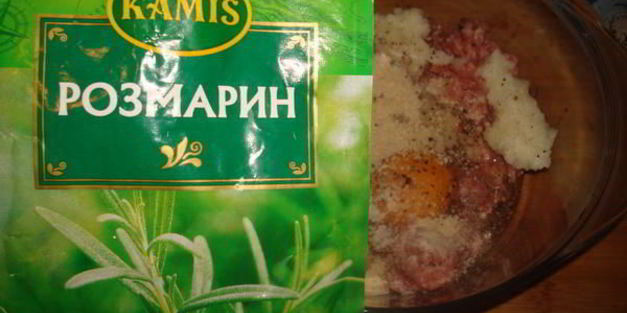 котлеты с розмарином в беконе