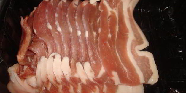 котлеты с розмарином в беконе