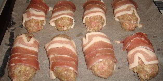 котлеты с розмарином в беконе