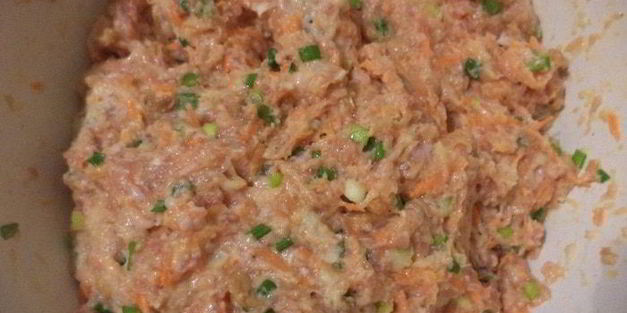 куриные котлетки с морковью и зеленым луком