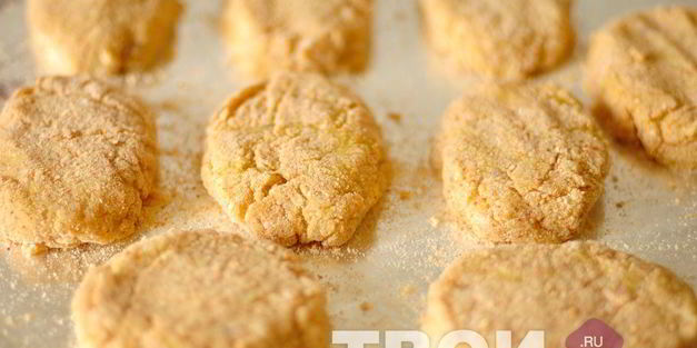 куриные котлеты с яблоком и манкой, запеченные в духовке