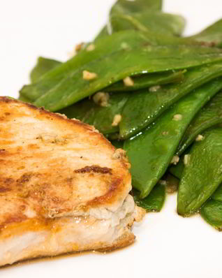 Натуральные свиные котлеты, фаршированные зеленым маслом с стручковым горошком