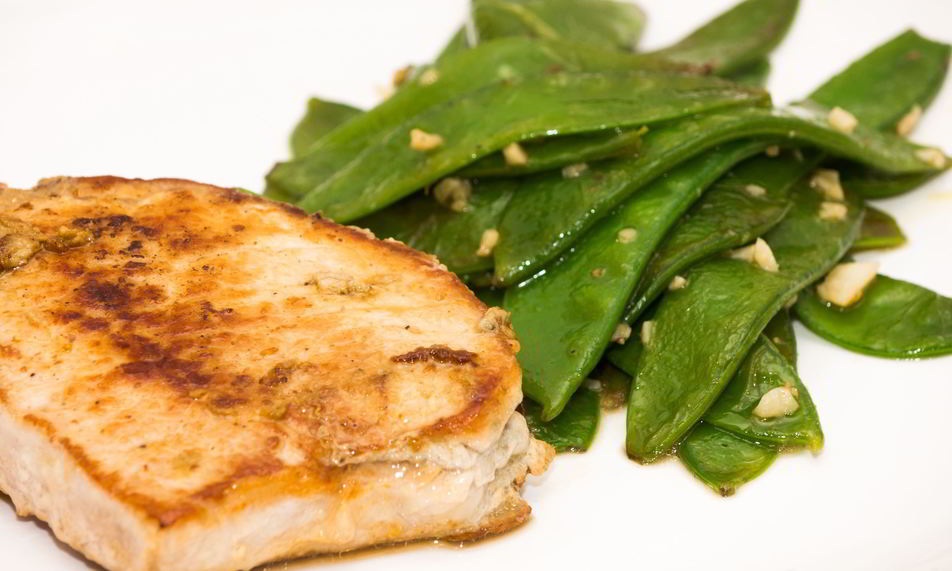 Рецепт натуральные свиные котлеты, фаршированные зеленым маслом с стручковым горошком