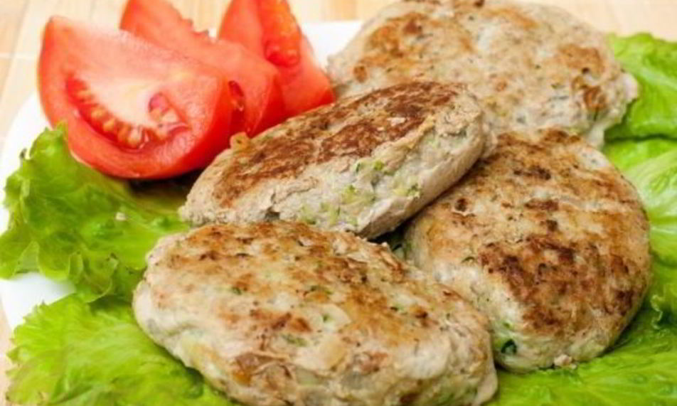 Рецепт нежные куриные котлеты с кабачком и луком