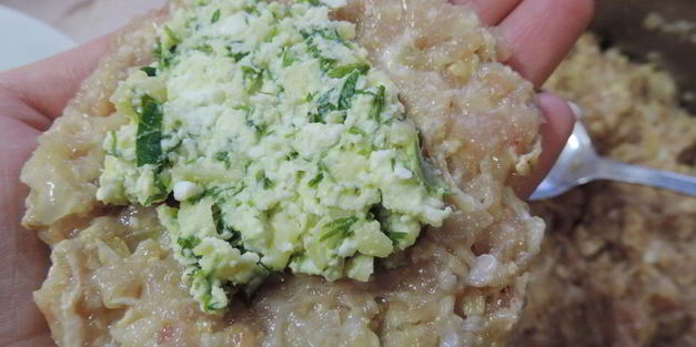 паровые куриные котлеты с творожно-сырной начинкой