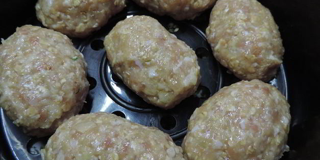 паровые куриные котлеты с творожно-сырной начинкой