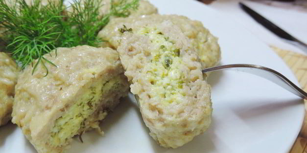 паровые куриные котлеты с творожно-сырной начинкой