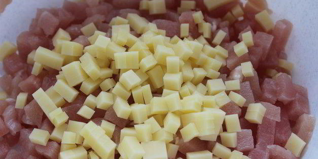 рубленые куриные котлеты с лесными грибами и сыром джюгас