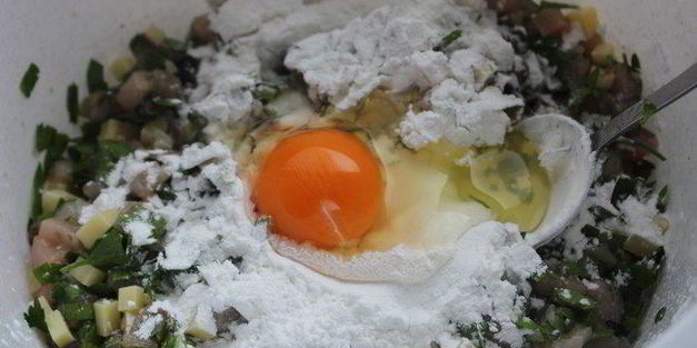 рубленые куриные котлеты с лесными грибами и сыром джюгас