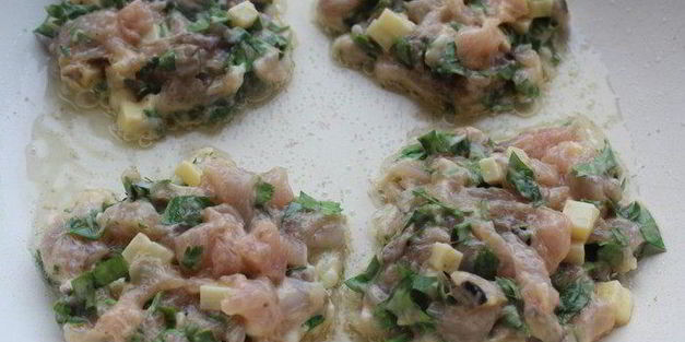 рубленые куриные котлеты с лесными грибами и сыром джюгас