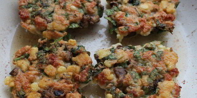 рубленые куриные котлеты с лесными грибами и сыром джюгас