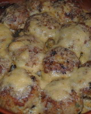 Рыбные котлетки под лимонно-сметанным соусом