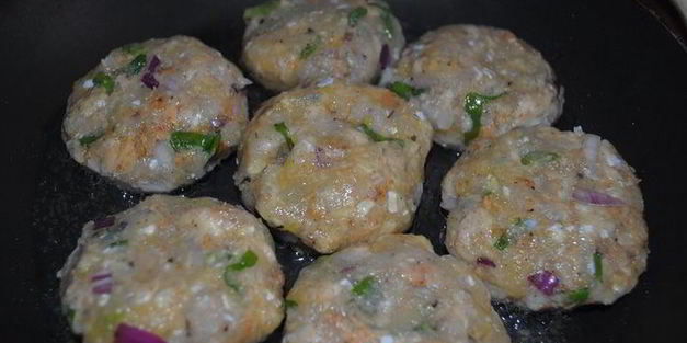 рыбные котлетки под лимонно-сметанным соусом