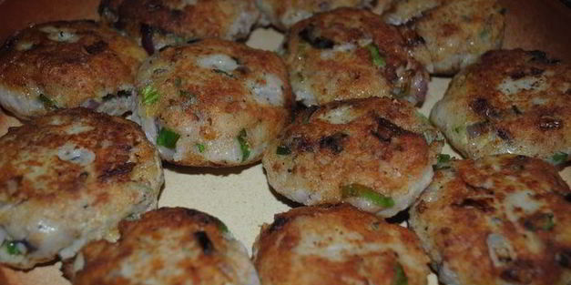 рыбные котлетки под лимонно-сметанным соусом