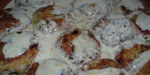 рыбные котлетки под лимонно-сметанным соусом