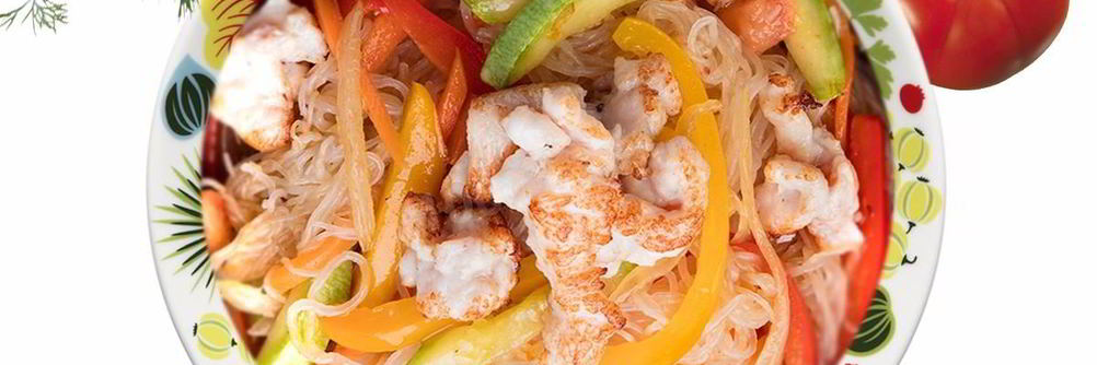 Крахмальная лапша с куриным филе и цукини