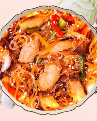 Крахмальная лапша с курицей и овощами