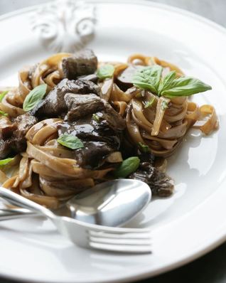 Лапша с белыми грибами на оливковом масле