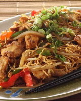 Лапша с индейкой и овощами в кокосово-арахисовом соусе