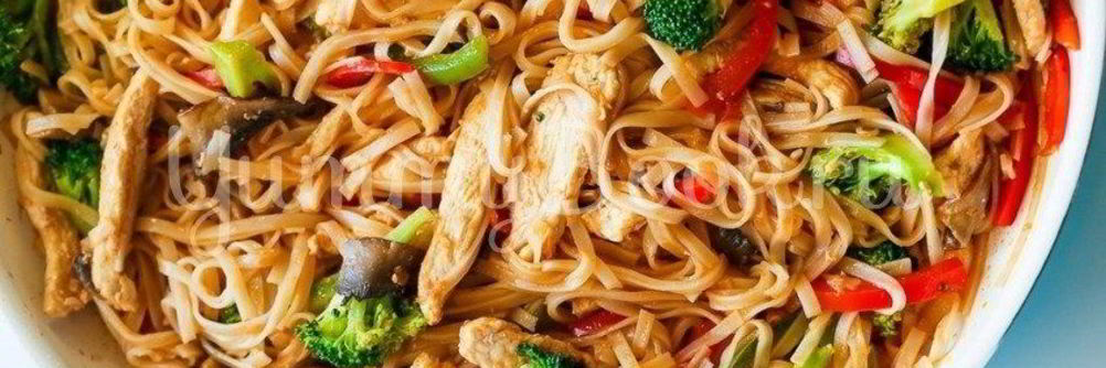Лапша с курицей и овощами в воке