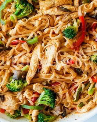 Лапша с курицей и овощами в воке