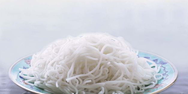 лапша с курицей и овощами в воке