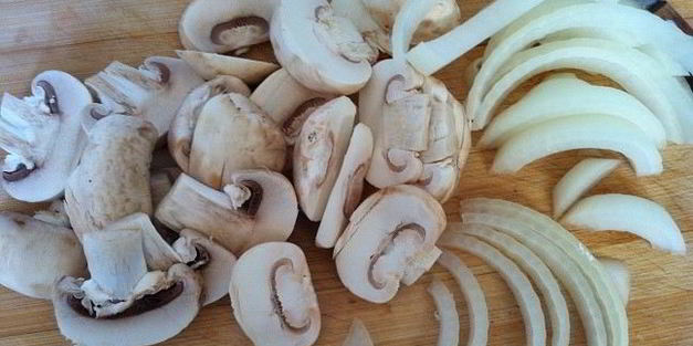 лапша с курицей и овощами в воке