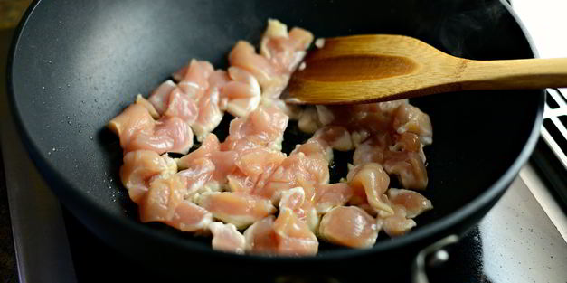 лапша с курицей и овощами в воке