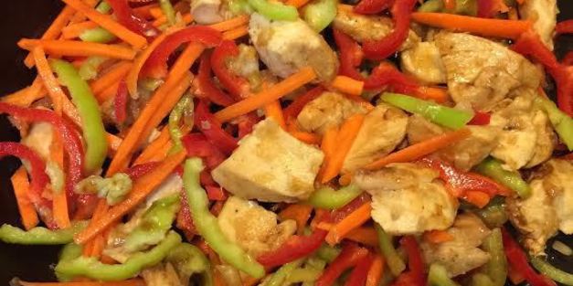 лапша с курицей и овощами