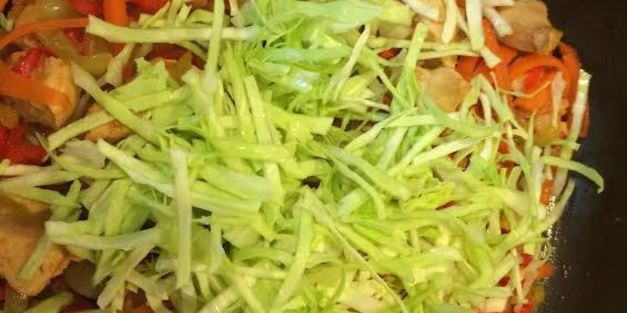 лапша с курицей и овощами