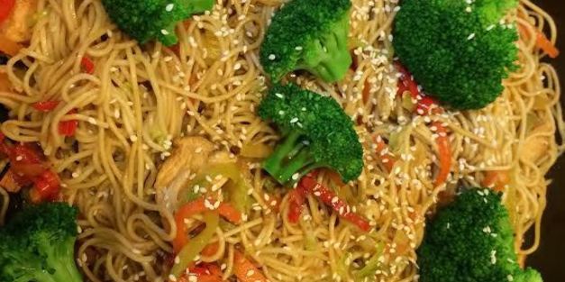 лапша с курицей и овощами