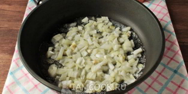 лапша с курицей и сыром на сковороде