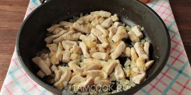 лапша с курицей и сыром на сковороде