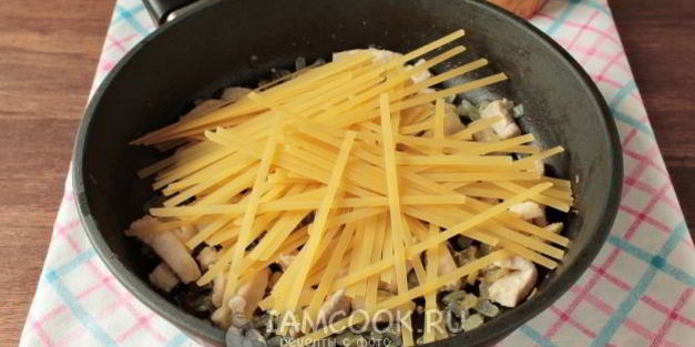 лапша с курицей и сыром на сковороде