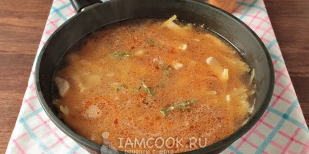 лапша с курицей и сыром на сковороде