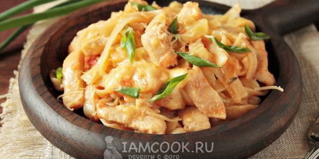 лапша с курицей и сыром на сковороде