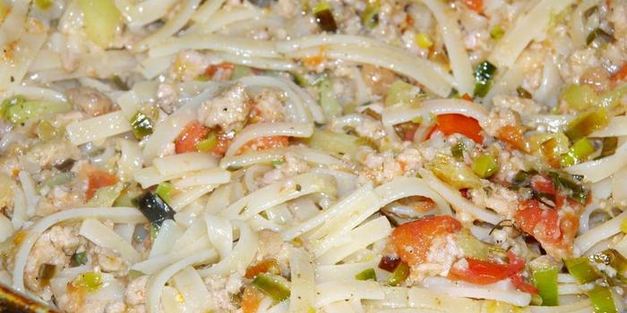 лапша с мясным соусом по-домашнему