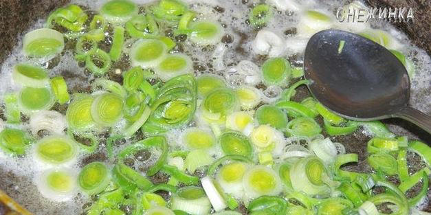 лапша с мясным соусом по-домашнему