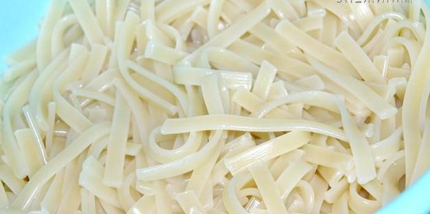 лапша с мясным соусом по-домашнему