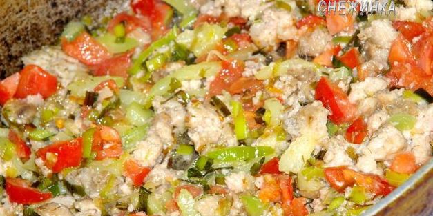 лапша с мясным соусом по-домашнему