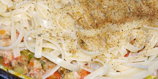 лапша с мясным соусом по-домашнему