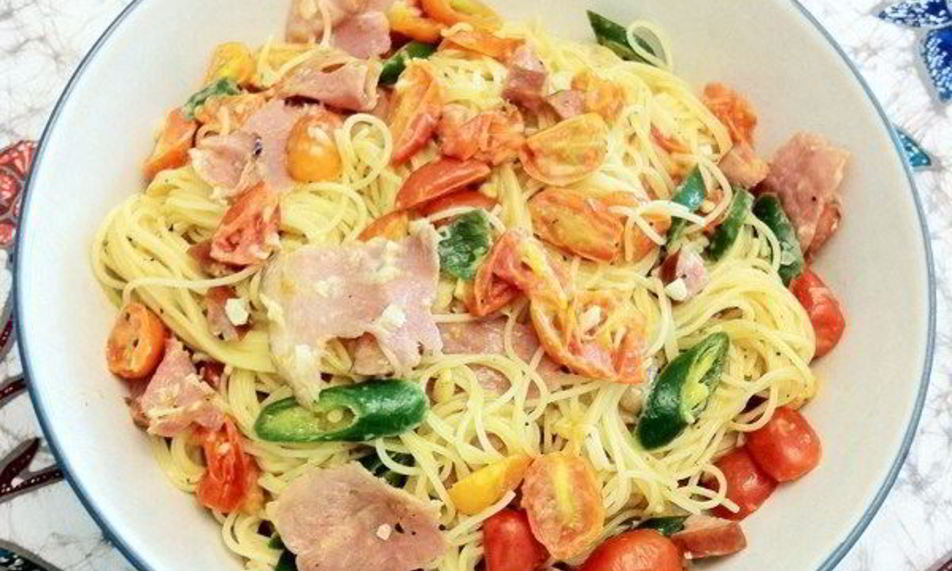 Рецепт лапша с сосисками, помидорами и зеленым чили перцем