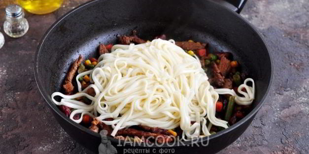 лапша удон с говядиной и овощами
