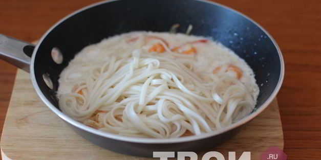 лапша удон в кокосовом молоке с креветками