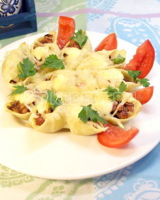 Фаршированные ракушки с грибами и ветчиной