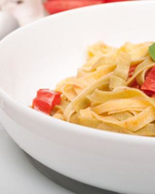 Итальянская паста с чесноком и помидорами