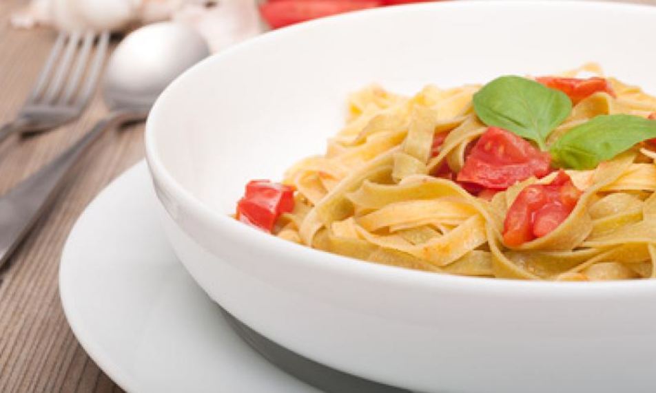 Рецепт итальянская паста с чесноком и помидорами