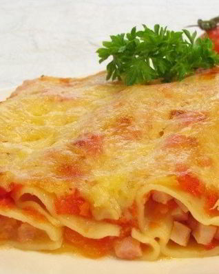 Каннеллони с беконом под томатным соусом
