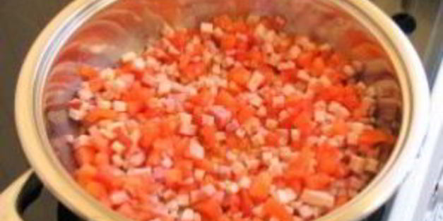 каннеллони с беконом под томатным соусом