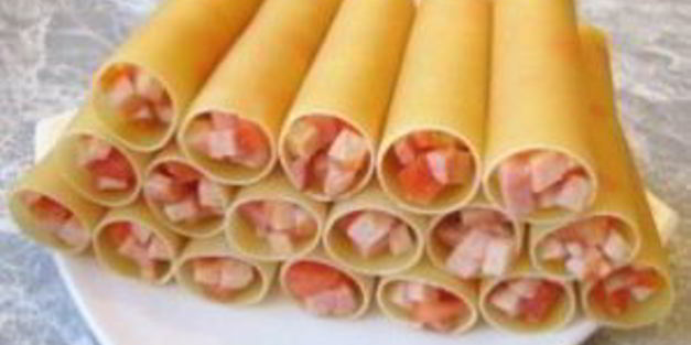 каннеллони с беконом под томатным соусом